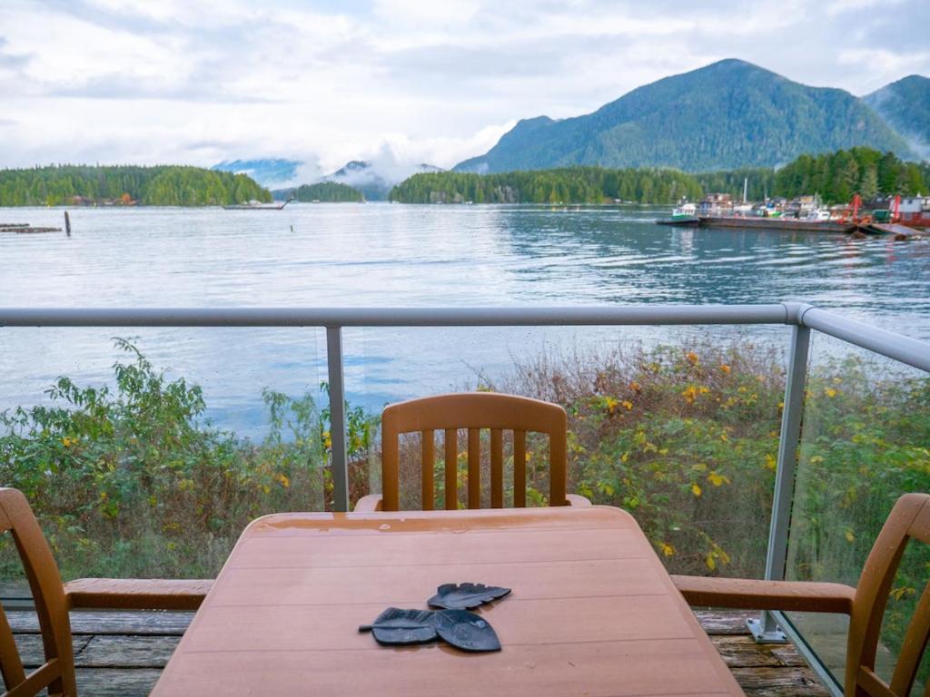 Appartamento Waterfront View Of The Inlet, Short Walk To Town Tofino Esterno foto